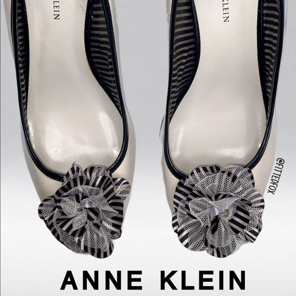 ANNE KLEIN HEELS | 3” HEEL | CREAM WITH BLACK & WHITE PINSTRIPE FLOWER | 8 - Picture 3 of 6